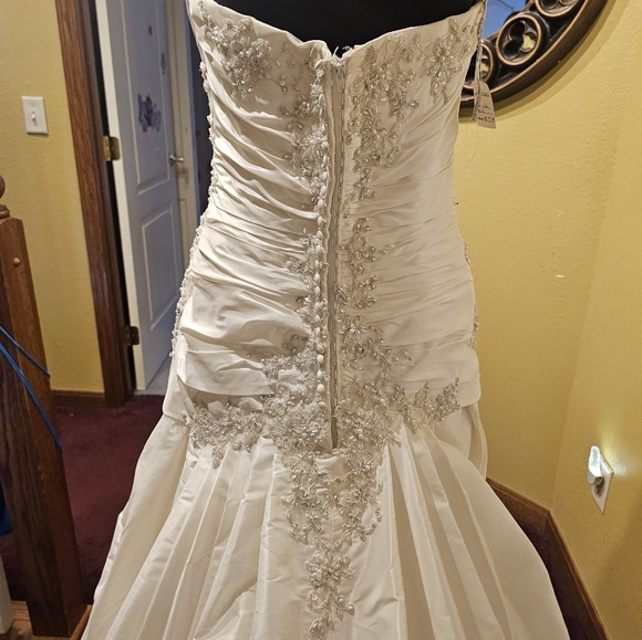 New Maggie Sottero Ivory Wedding Gown Size 12 - Picture 5 of 9